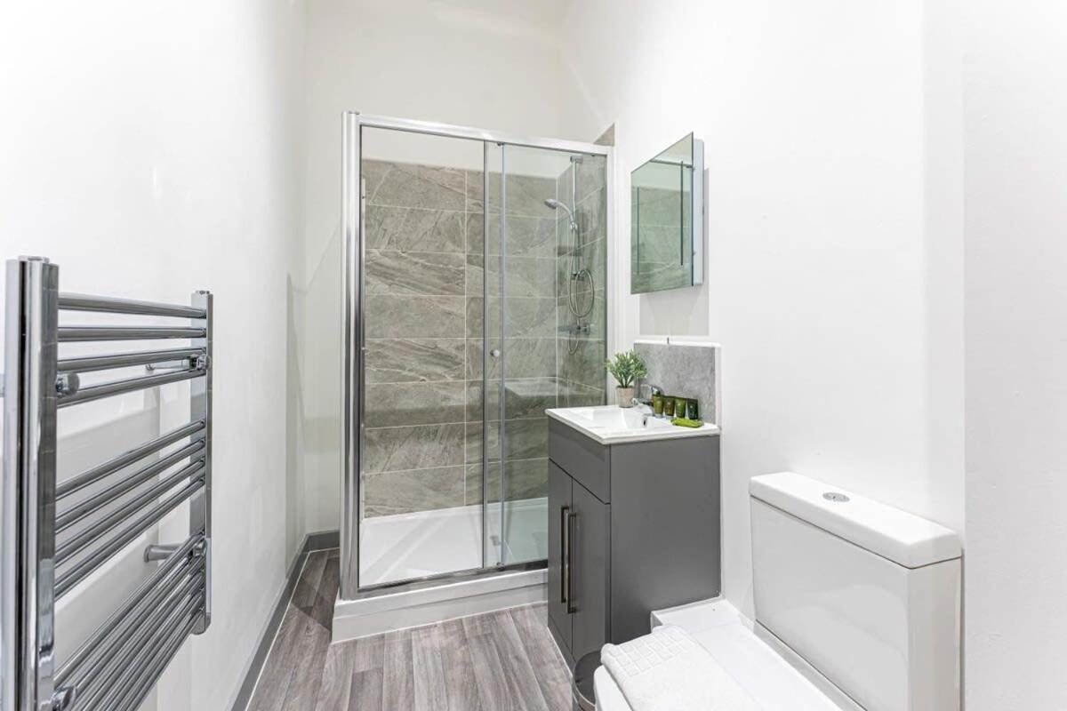 Modern 1 Bedroom Apartment In Dudley Brierley Hill Exterior foto